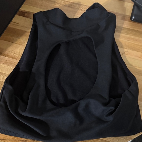 ALO Yoga Sleek Black Crop Top - Picture 2 of 2